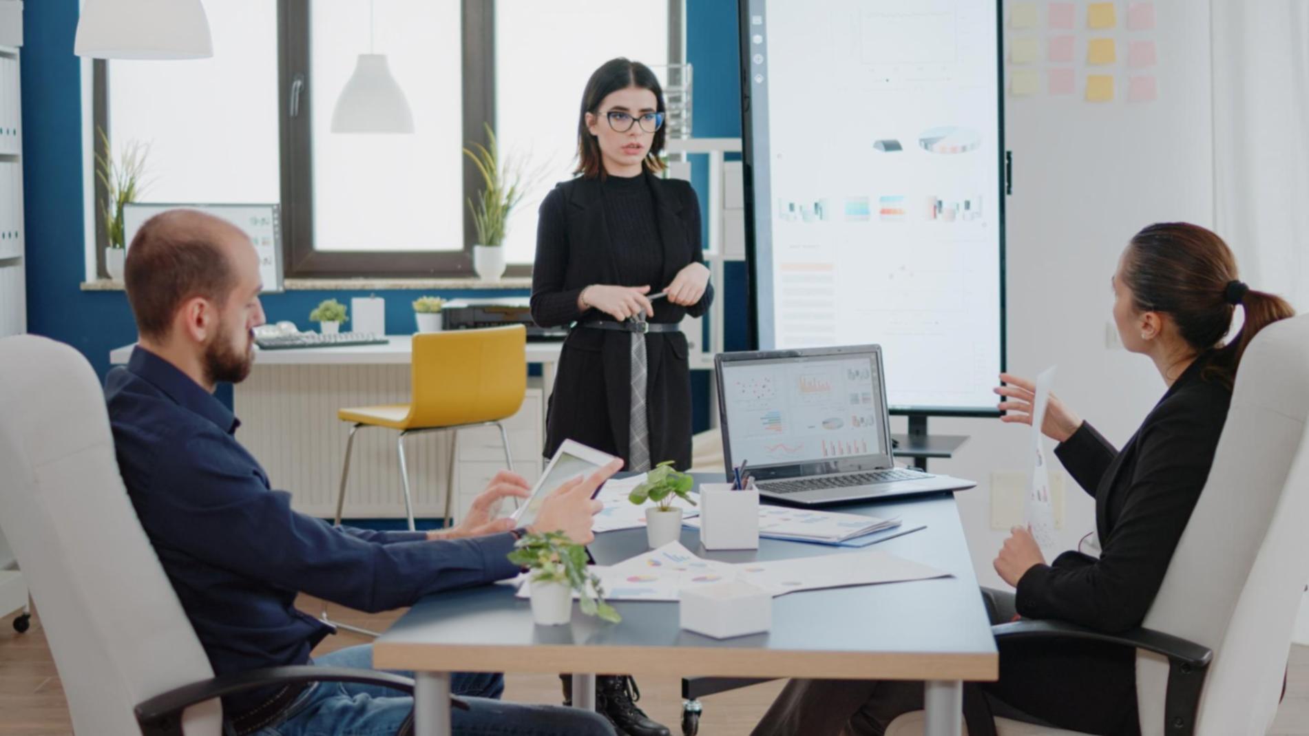 Espace de travail organisé avec documents financiers et ordinateur